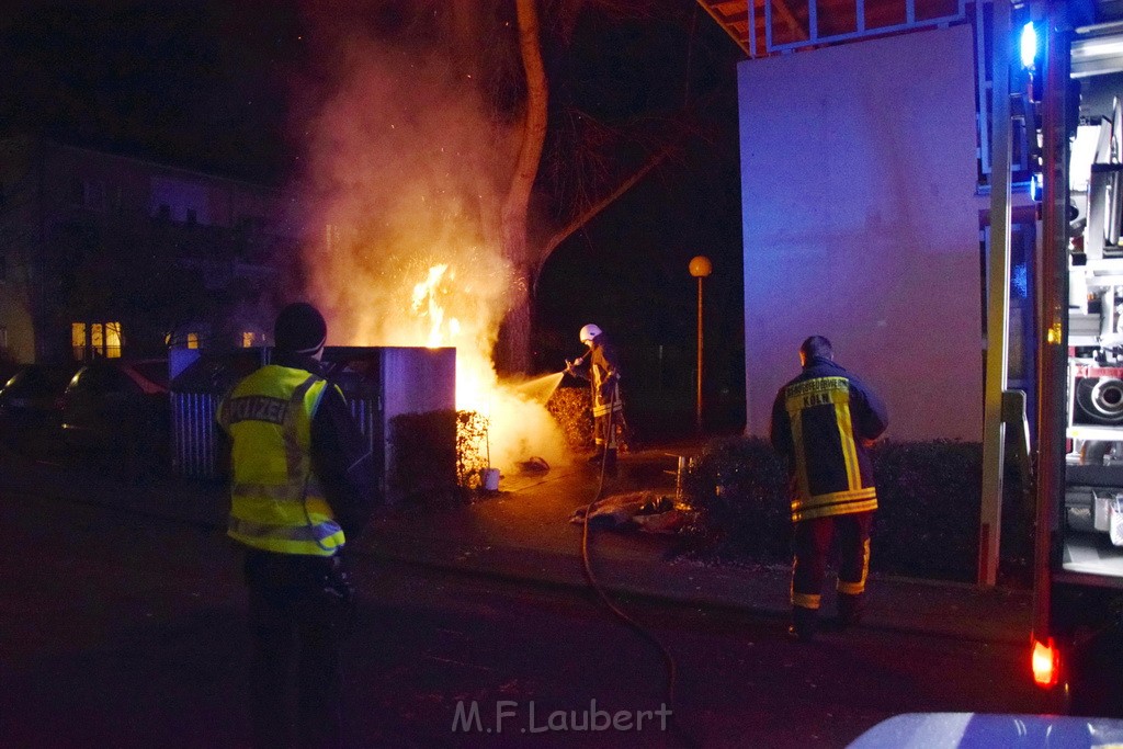 Mehrere Muell Sperrmuellbraende Köln Vingst Ansbacherstr P21.JPG - Miklos Laubert